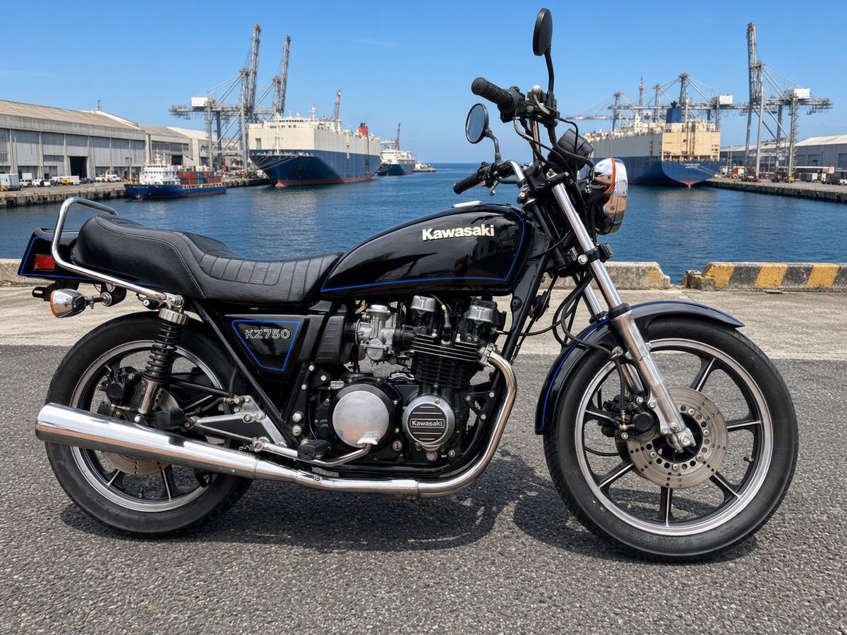 カワサキ Z750FX II（北米名 KZ750）ブラック 港の岸壁を背景に